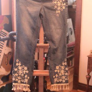 BLUE JEANS EARL BRAND IMBROADED WHITE FLOWERS AND TASSEL BOTTON TRIM SIZE 4